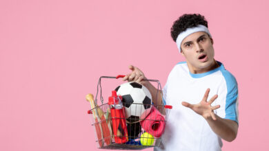 ورزشکار شگفتزده با سبدی از وسایل ورزشی در حال نمایش تخفیف رزرو سالنهای ورزشی اوکی اسپرت