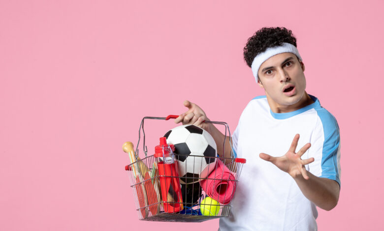 ورزشکار شگفت‌زده با سبدی از وسایل ورزشی در حال نمایش تخفیف رزرو سالن‌های ورزشی اوکی اسپرت