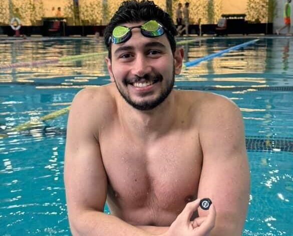 عکس متعلق به آرمان تهرانی مربی شنا در کنار استخر