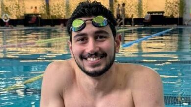 عکس متعلق به آرمان تهرانی مربی شنا در کنار استخر